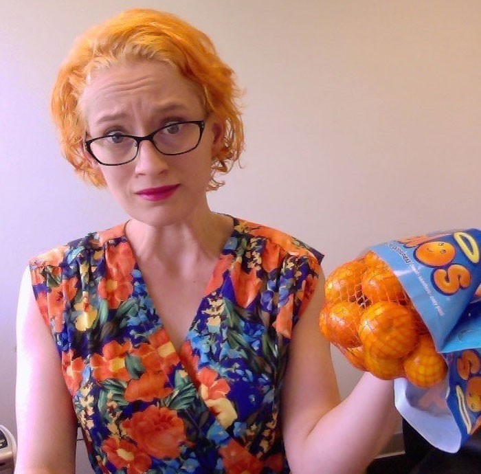4. "Przypadkowo zafarbowałam włosy na pomarańczowo, a potem ubrałam się jak siatka pomarańczy."