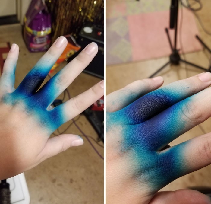 6. "Nie zauważyłam, że moja rękawiczka pękła podczas farbowania włosów znajomej."