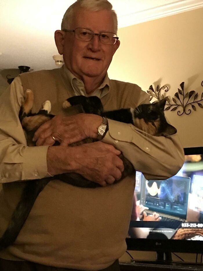 12. "Mój 79-letni ojciec przeszedł od 'Nie chcę tego cholernego kota!' do codziennego noszenia jej do łóżeczka."