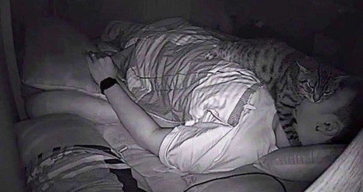 12. Mężczyzna miał trudności z oddychaniem podczas snu, więc zainstalował kamerkę by sprawdzić dlaczego.