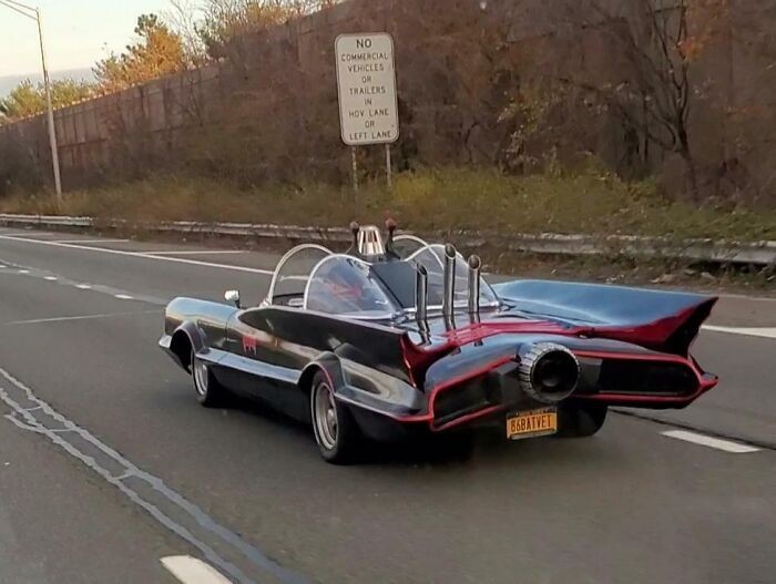 "Oldskulowy Batmobil na drodze"