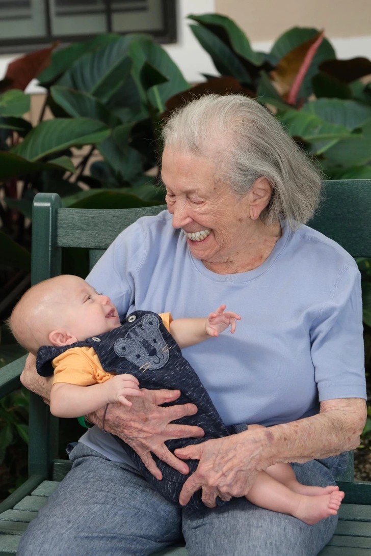 "Moja 93-letnia babcia poznała jej 5-miesięcznego prawnuka. To była miłość od pierwszego wejrzenia."