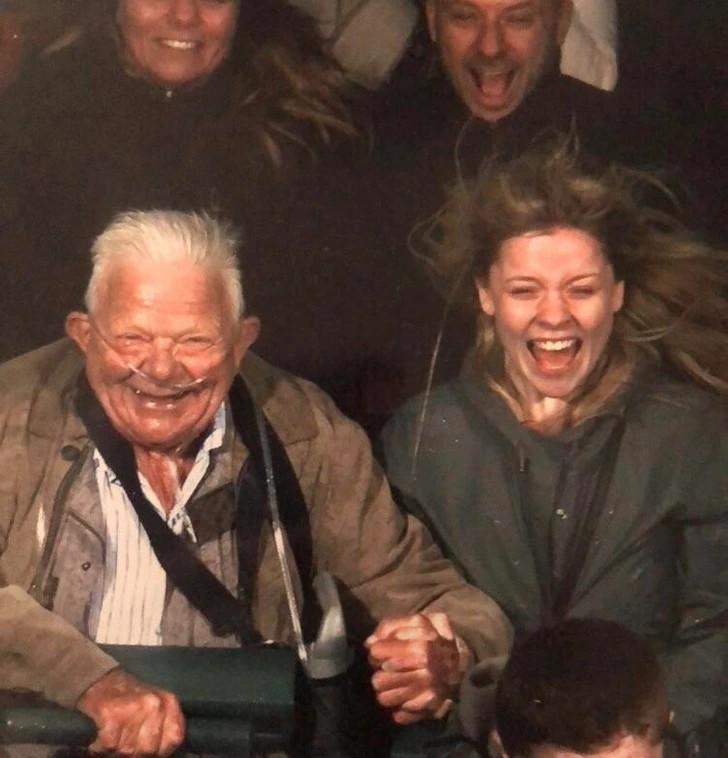 "Dziadek i wnuczka w parku rozrywki"
