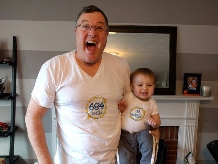 "Dziadek chciał dostać pasującą koszulkę na swoje urodziny (9 miesięcy vs. 684 miesiące)"