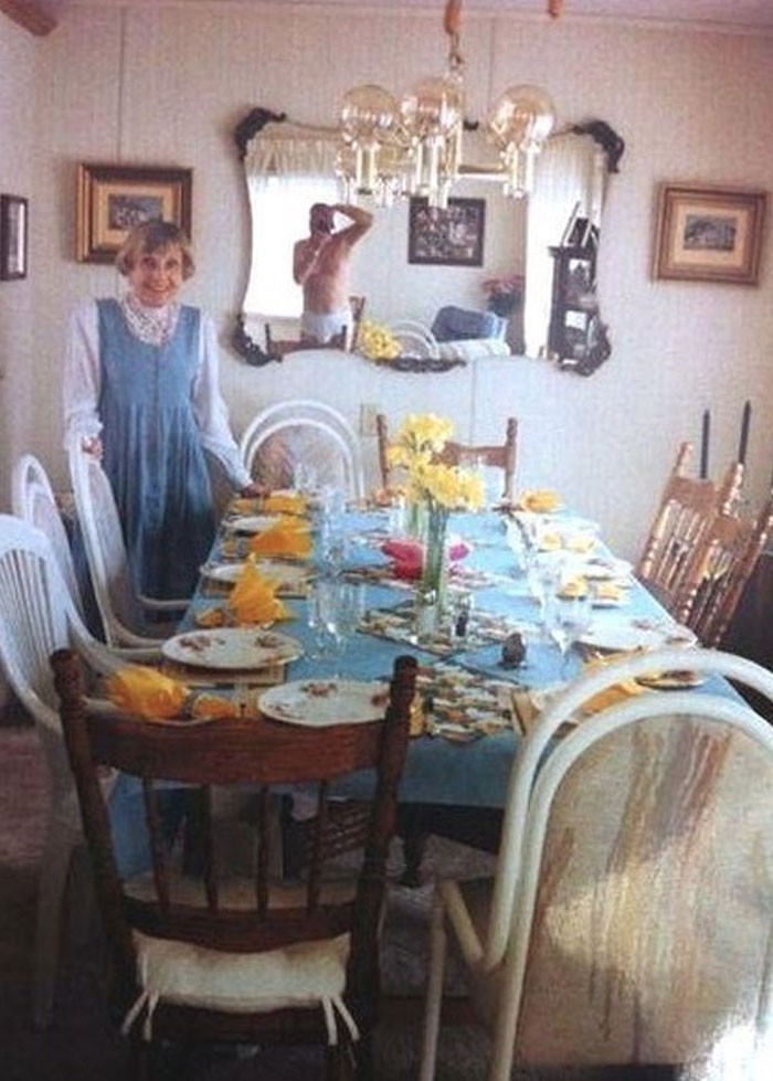 3. „Babcia chciała zdjęcie ze swoim zastawionym stołem na święto dziękczynienia. Nikt nie pomyślał, by spojrzeć w lustro.”