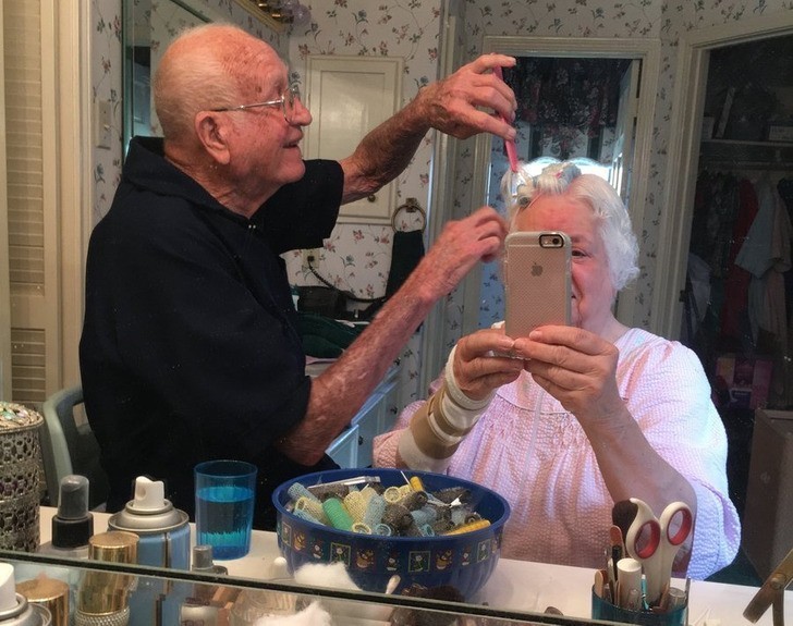 12. "Babcia przeszła operację nadgarstka i nie mogła ułożyć sobie włosów, więc dziadek zrobił to za nią."