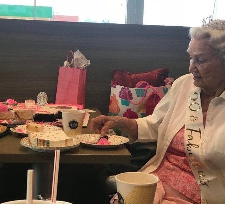 6. "Moja babcia skończyła dziś 90 lat. Każdego ranka pojawia się w McDonald's, by napić się kawy, a dziś czekało na nią przyjęcie."