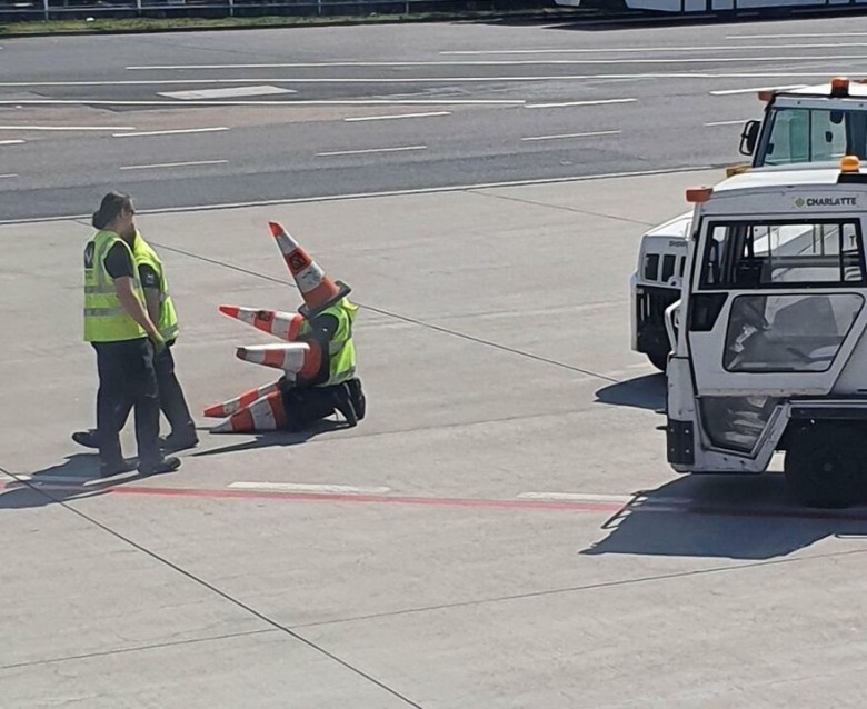 "Pracownicy lotniska w Pradze potrafią się bawić."