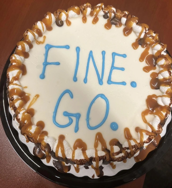 "Moi współpracownicy podarowali mi tort z okazji mojego ostatniego dnia pracy."