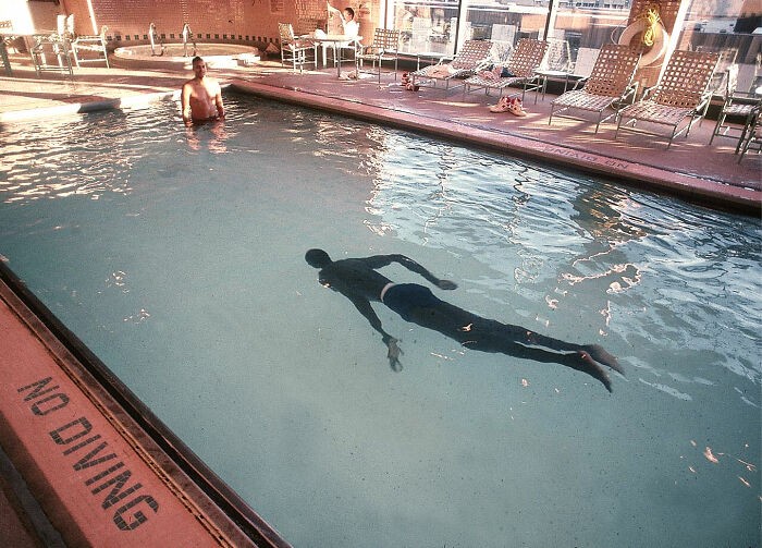 Najwyższy zawodnik NBA w historii, Manute Bol (2,31 m), podczas pływania"