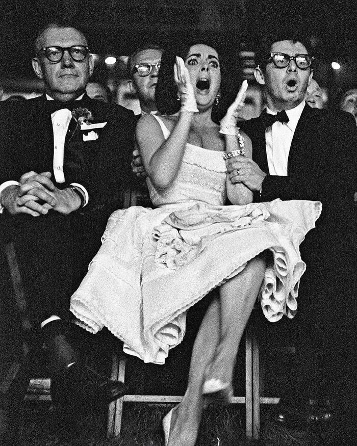 16. Elizabeth Taylor i jej mąż, Eddie Fisher, podczas oglądania walki bokserskiej, 1960