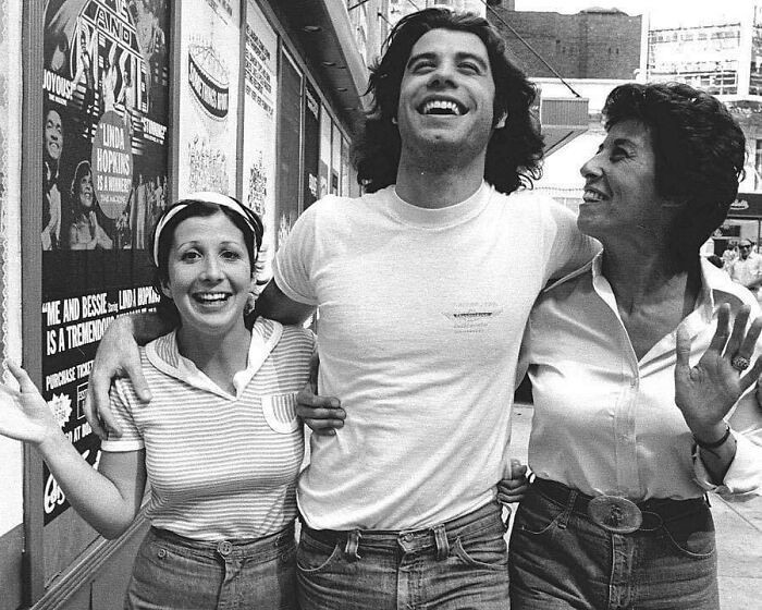 6. John Travolta i jego siostry, Ellen i Ann, podczas teatralnej produkcji "Przystanek autobusowy", 1976