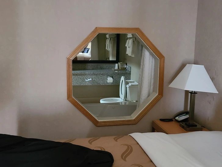 "Pokój hotelowy (to nie jest lustro)"