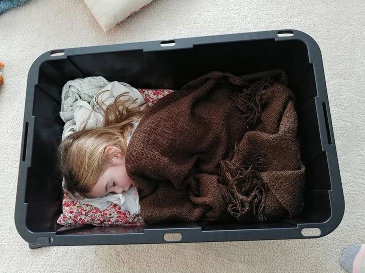 "Moja córka urządza sobie łóżko w przypadkowych miejscach."