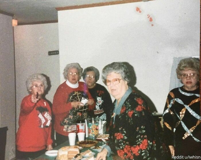 "Stare zdjęcie mojej prababci i jej znajomych"