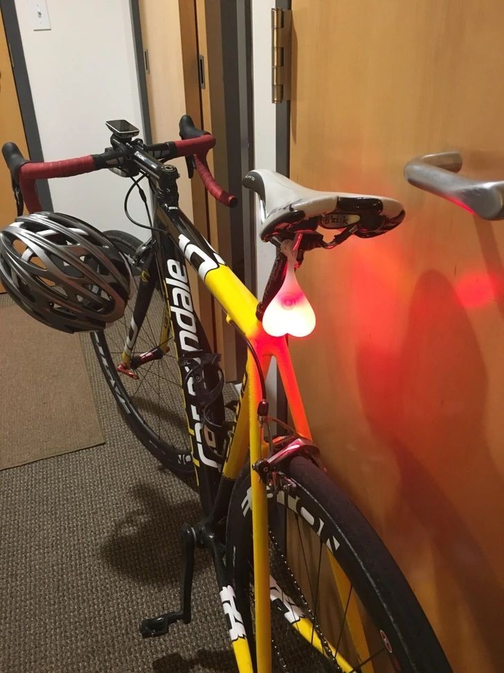 "A więc kupiłem sobie to urocze światło na rower w kształcie serca."