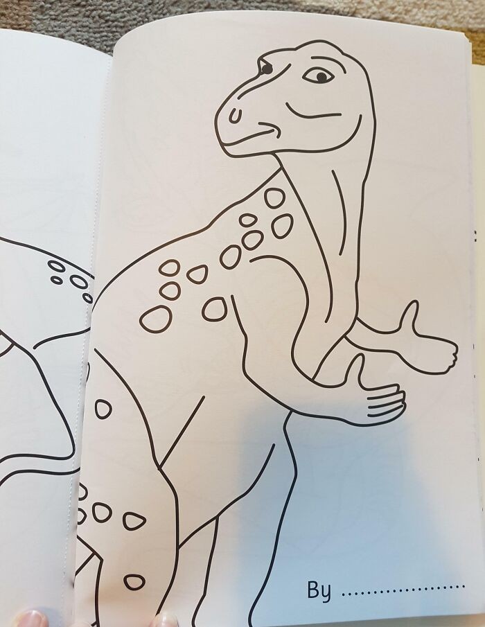 "Dinozaur w kolorowance mojej córki ma ludzkie dłonie."