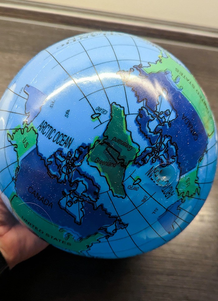 "Moja córka ma piłkę z rysunkiem globusa, na którym jest jedynie Ameryka."