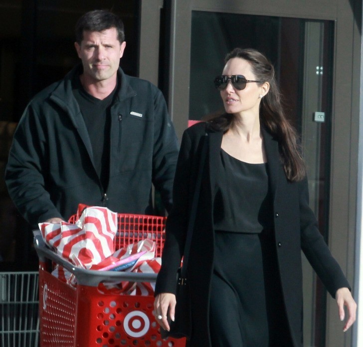 6. Ochroniarz Angeliny Jolie pomógł jej w zakupach.