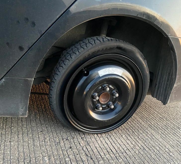 "Złapałem gumę w drodze do pracy. Żaden problem, mam zapasowe koło. Chwilę po wymianie: