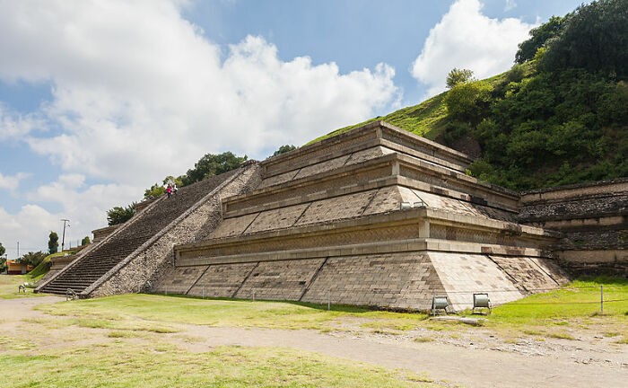 "Największa piramida na świecie znajduje się w Meksyku."