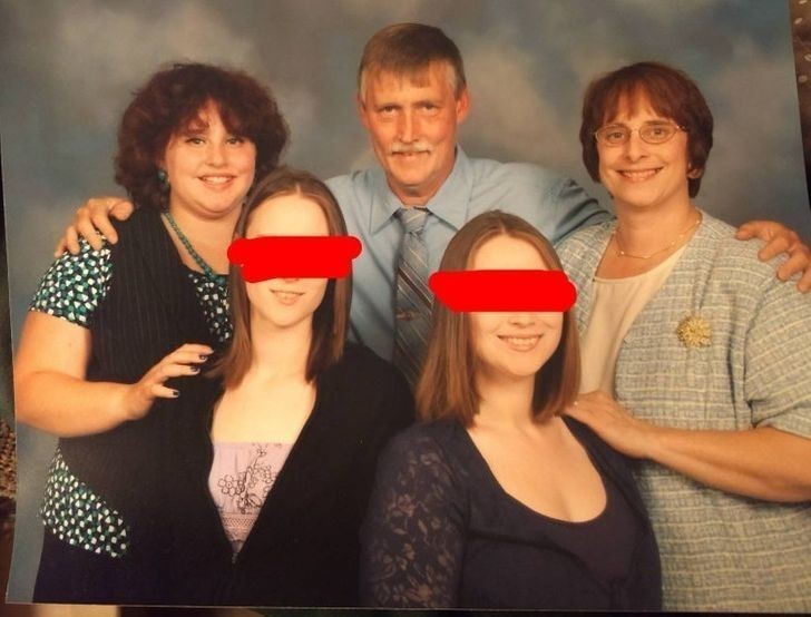 5. "Ja w wieku 12 lat (pierwsza od lewej) na rodzinnym zdjęciu. Wyglądam jak 35-letnia sekretarka, która robi pyszne świąteczne ciasteczka."