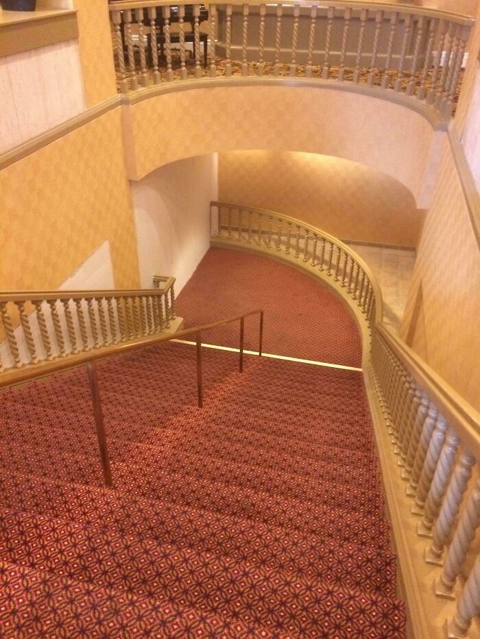 16. Eleganckie schody prowadzące do ściany