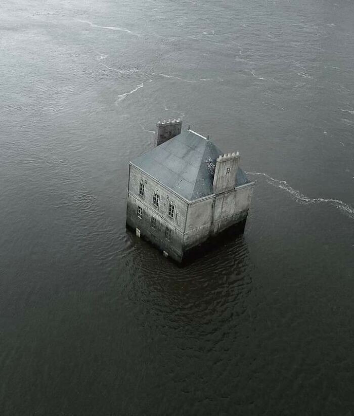 "Dom otoczony przez wodę"