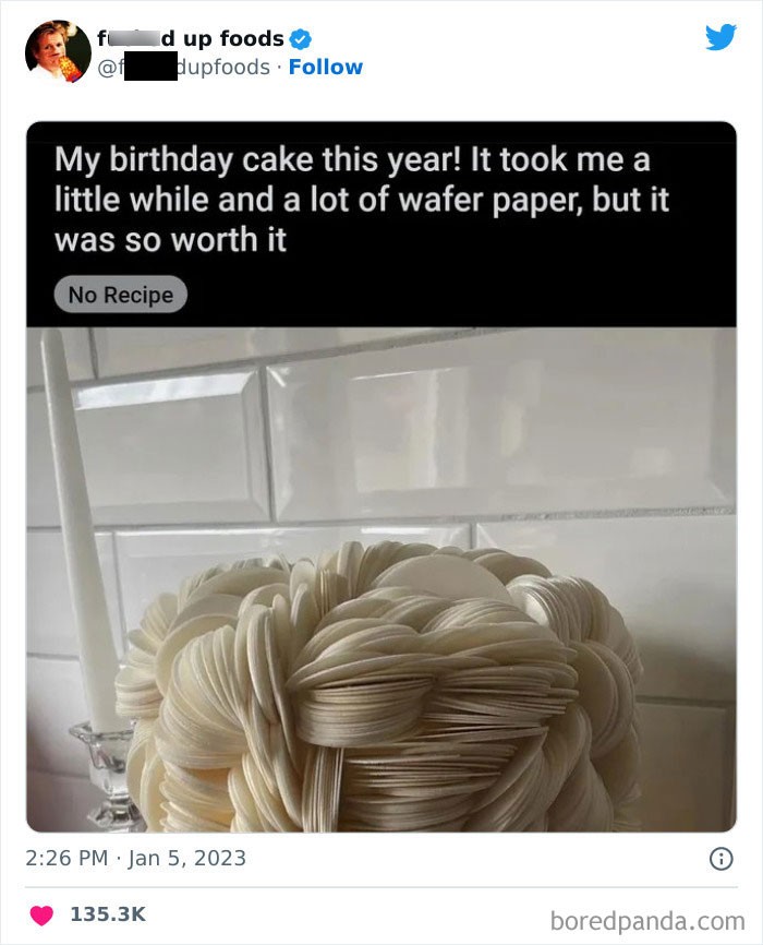 16. "Mój tegoroczny tort urodzinowy. Zajął trochę czasu i wymagał mnóstwo papieru waflowego, ale było warto."
