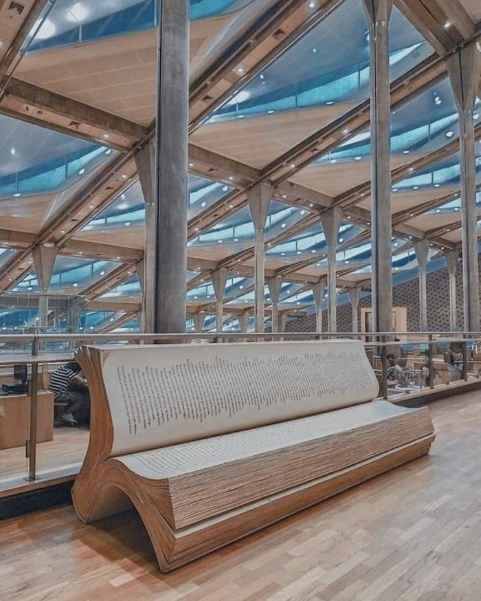 Ławka w bibliotece w Aleksandrii