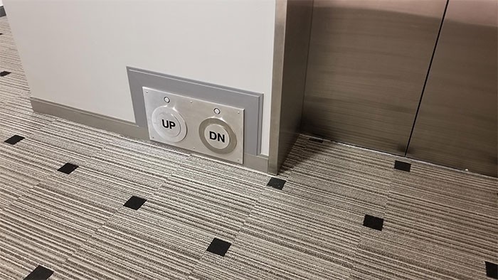 Przyciski w windzie obsługiwane nogą