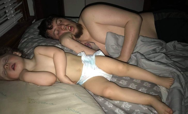 15. "Żona zrobiła niedawno zdjęcie mnie i naszej córce, gdy śpimy w ten sam sposób. Nie potrzeba tu żadnych testów DNA."