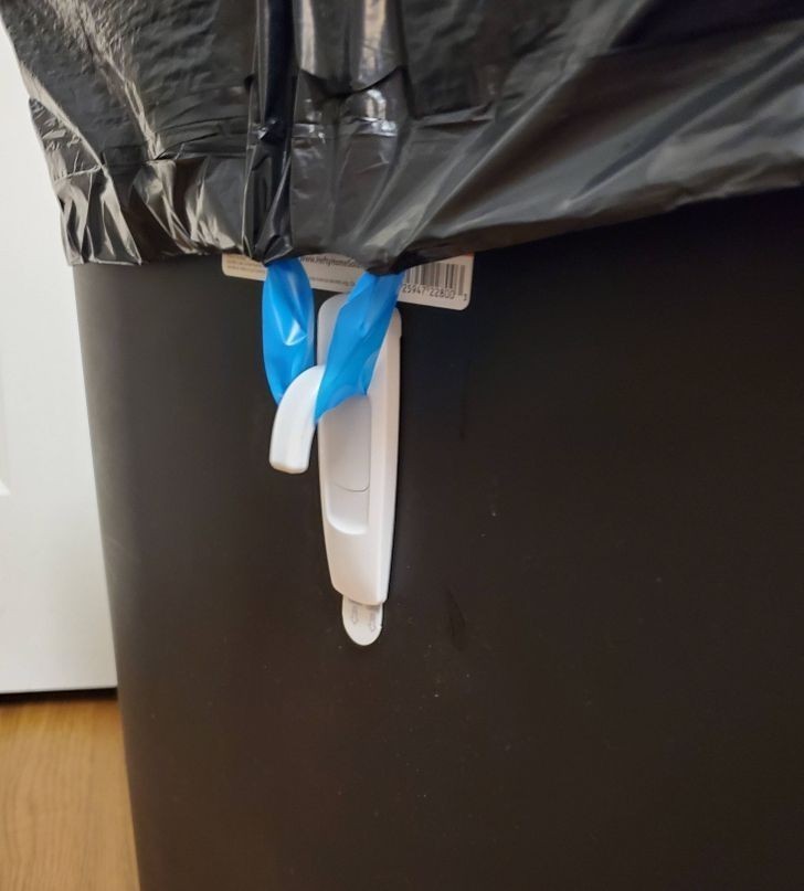 15. "Żonie spodobał się ten pomysł - odwrócone haczyki samoprzylepne utrzymujące worek na śmieci w miejscu."