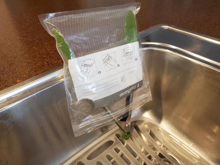6. "Użyj sprężynowych szczypców do żywności, by utrzymać plastikowe torebki otwarte w trakcie ich suszenia."