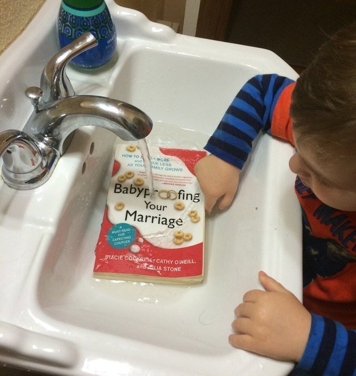 Syn postanowił wyczyścić książki.