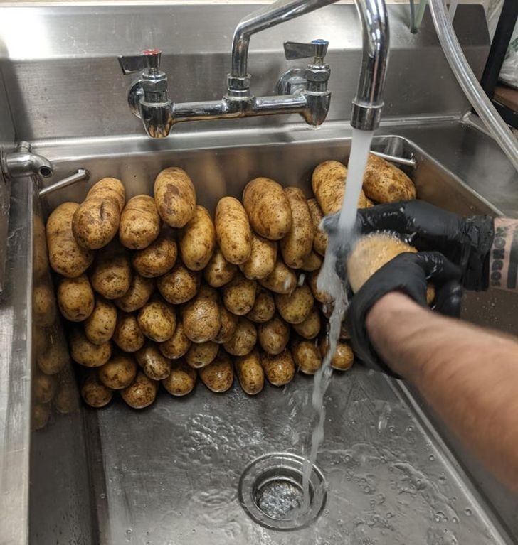"Gość, z którym pracuję w kuchni układa czyste ziemniaki w taki sposób."