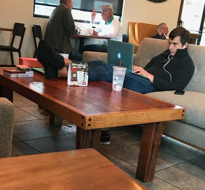 11. "Ten gość w kawiarni zdjął buty i położył nogi na stoliku."