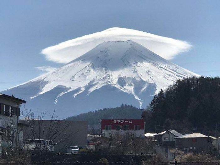 Rzadka chmura w kształcie soczewki nad szczytem Fudżi w Japonii