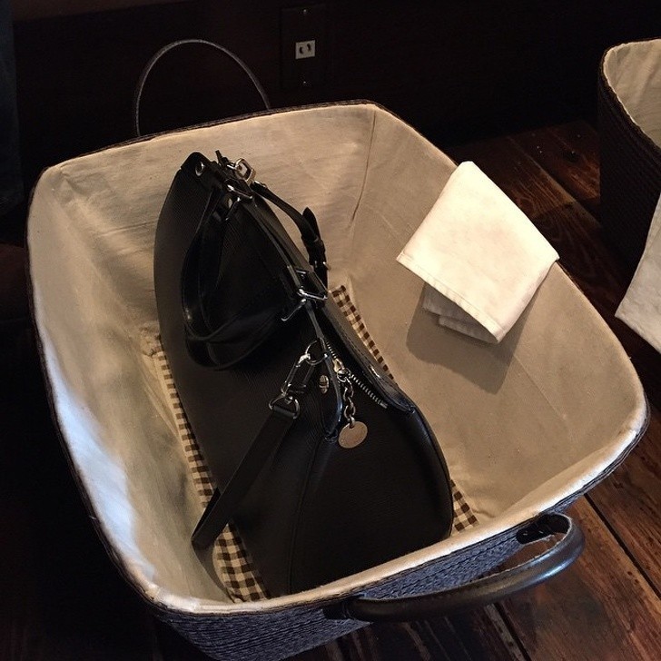Niektóre japońskie restauracje wręczają klientom specjalny koszyk na przedmioty osobiste, takie jak torebki.