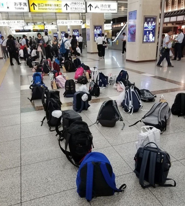 Podczas wycieczek, dzieci mogą swobodnie zostawiać swoje plecaki na stacjach metra, bez obaw, że ktoś je ukradnie.