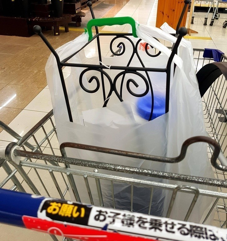 Japońskie markety zaopatrują klientów kupujących duże i nieporęczne przedmioty w siatki z wygodnymi rączkami.