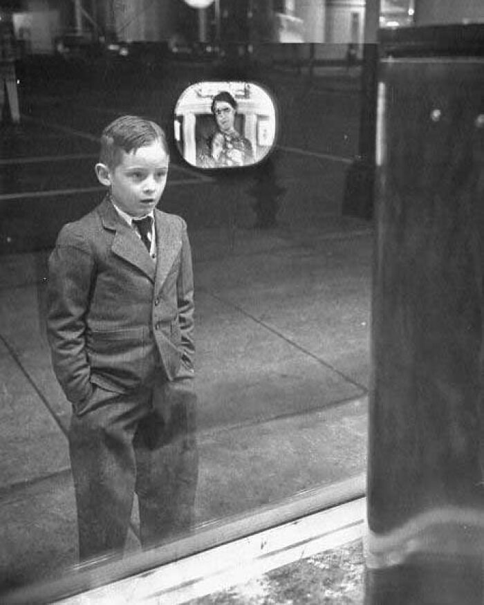 "Chłopiec widzący ekran telewizora po raz pierwszy w życiu, 1948"