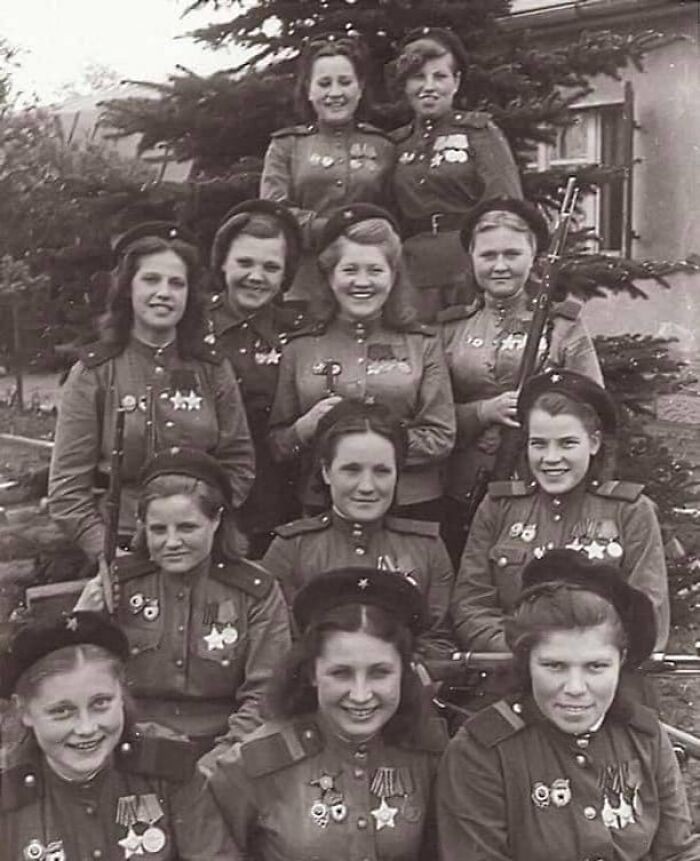 "12 sowieckich snajperek odpowiedzialnych za śmierć 775 niemieckich żołnierzy podczas II wojny światowej, 1945"