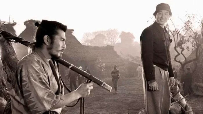 "Dwie największe postaci japońskiej kinematografii: aktor Toshiro Mifune i reżyser Akira Kurosawa na planie 'Siedmiu samurajów', 1954"