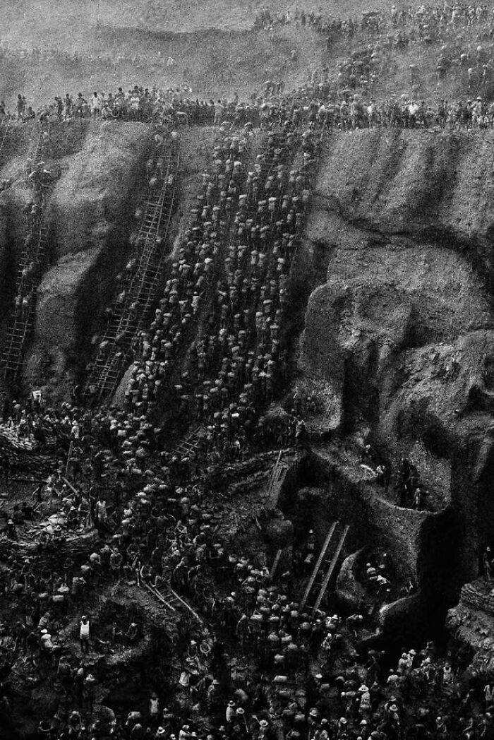 "Górnicy w kopalniach złota Serra Pelada, Brazylia, lata 80."