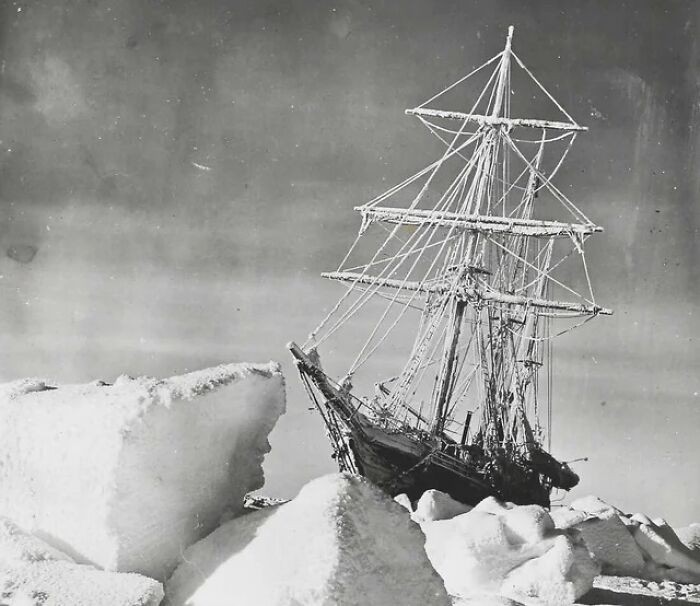 "Statek The Endurance, który permanentnie utknął na lodowcu na Antarktydzie, 1915"