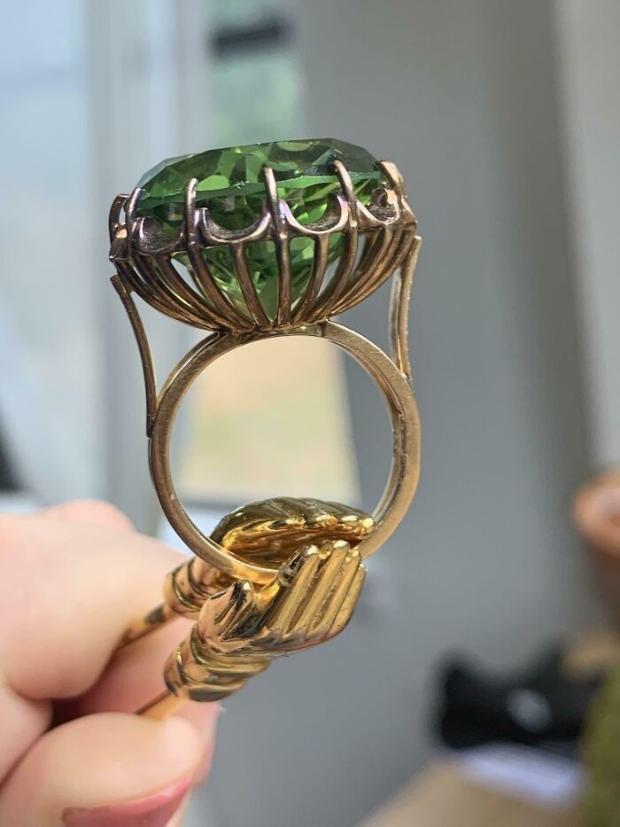 "Znalazłam ten pierścionek w śmietniku w zeszły poniedziałek. Oddałam go do wyceny i okazało się, że choć klejnot jest szklany, sama złota obrączka jest warta ponad 200 dolarów. Znalazłam też te malutkie dłonie."
