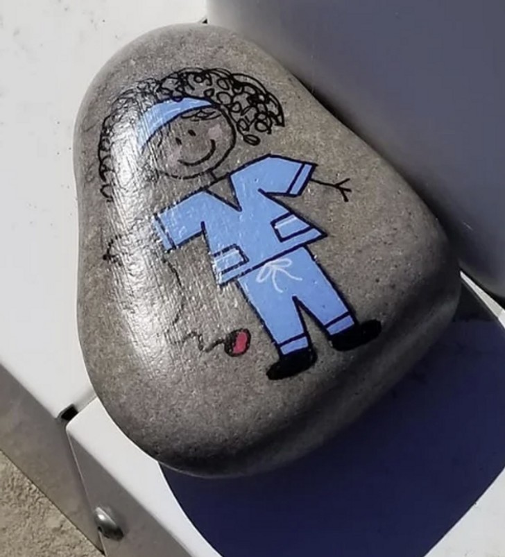 "Mały kamień z rysunkiem, który moja żona znalazła przed szpitalem"