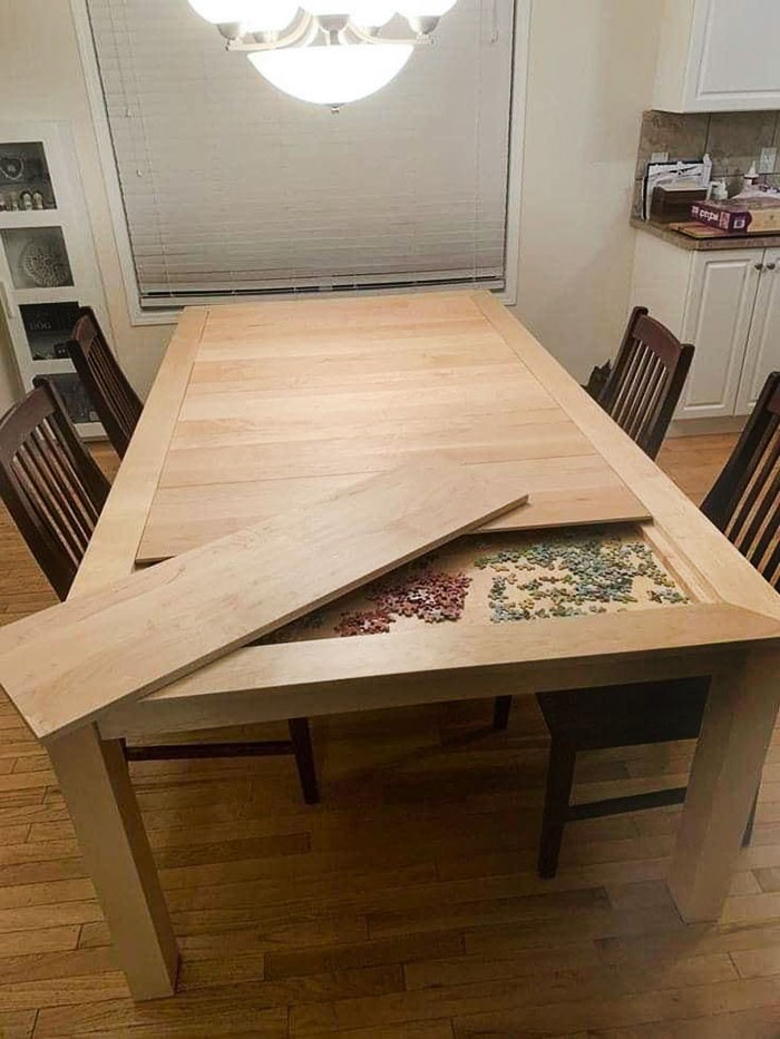 "Stół z ukrytym schowkiem"