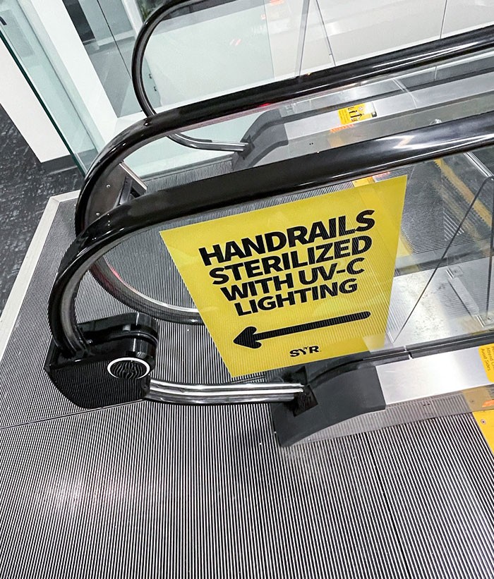 "Schody ruchome na lotnisku z automatycznie sterylizowanymi poręczami"